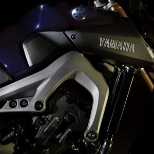 yamaha-unwraps-the-fz-09-triple-cylinder-beast-photo-gallery_25_1_.jpg