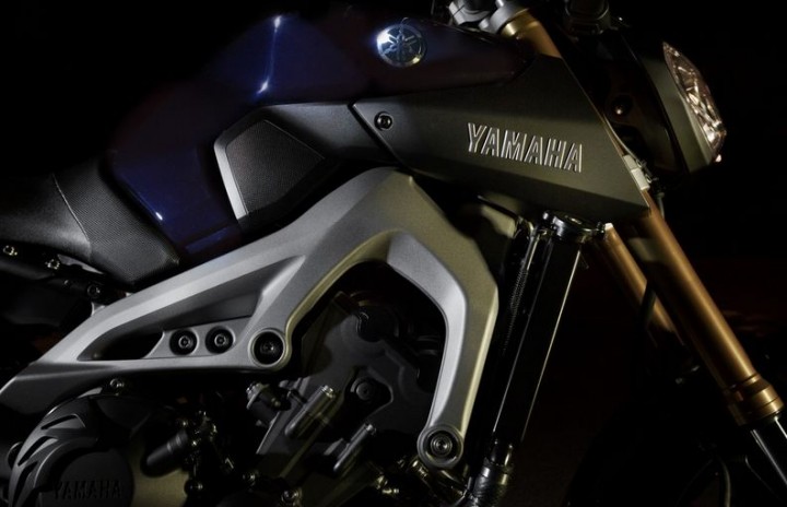 yamaha-unwraps-the-fz-09-triple-cylinder-beast-photo-gallery_25_1_.jpg